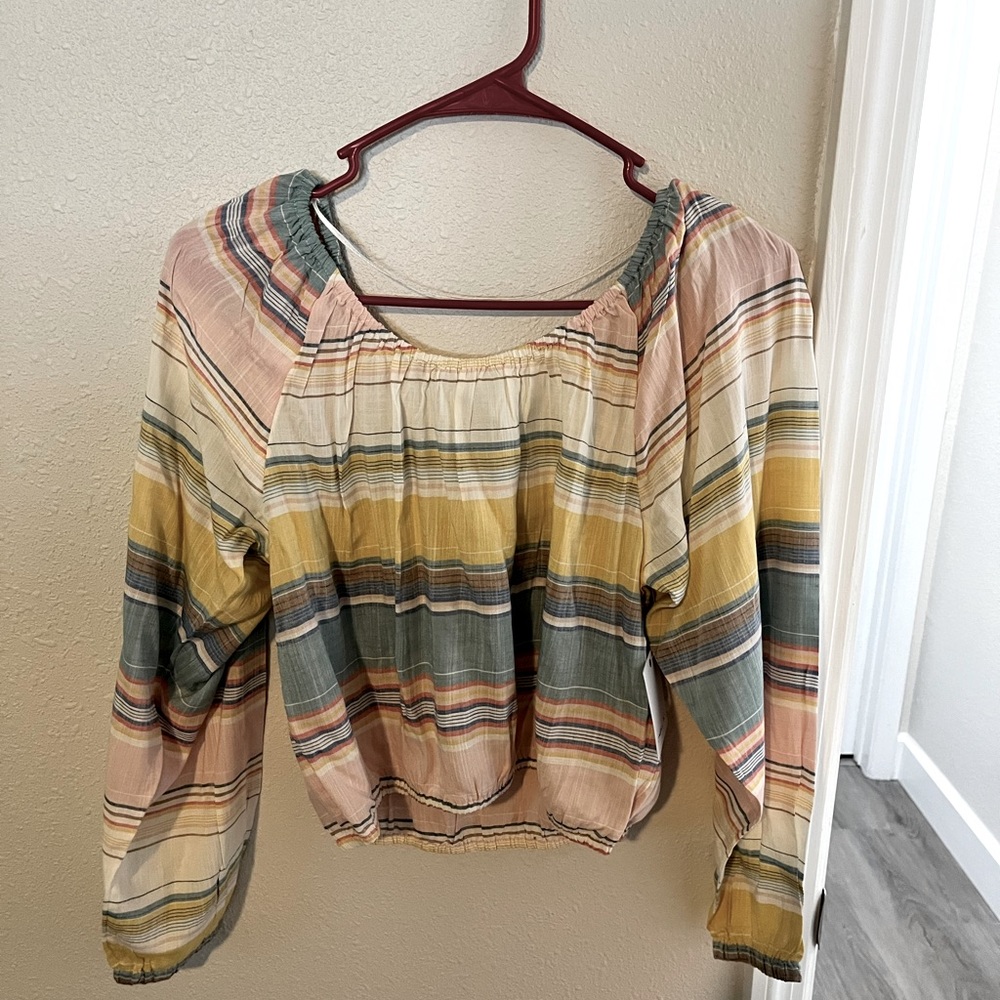 O’Niell long sleeve crop top, size: medium never worn before in great condition